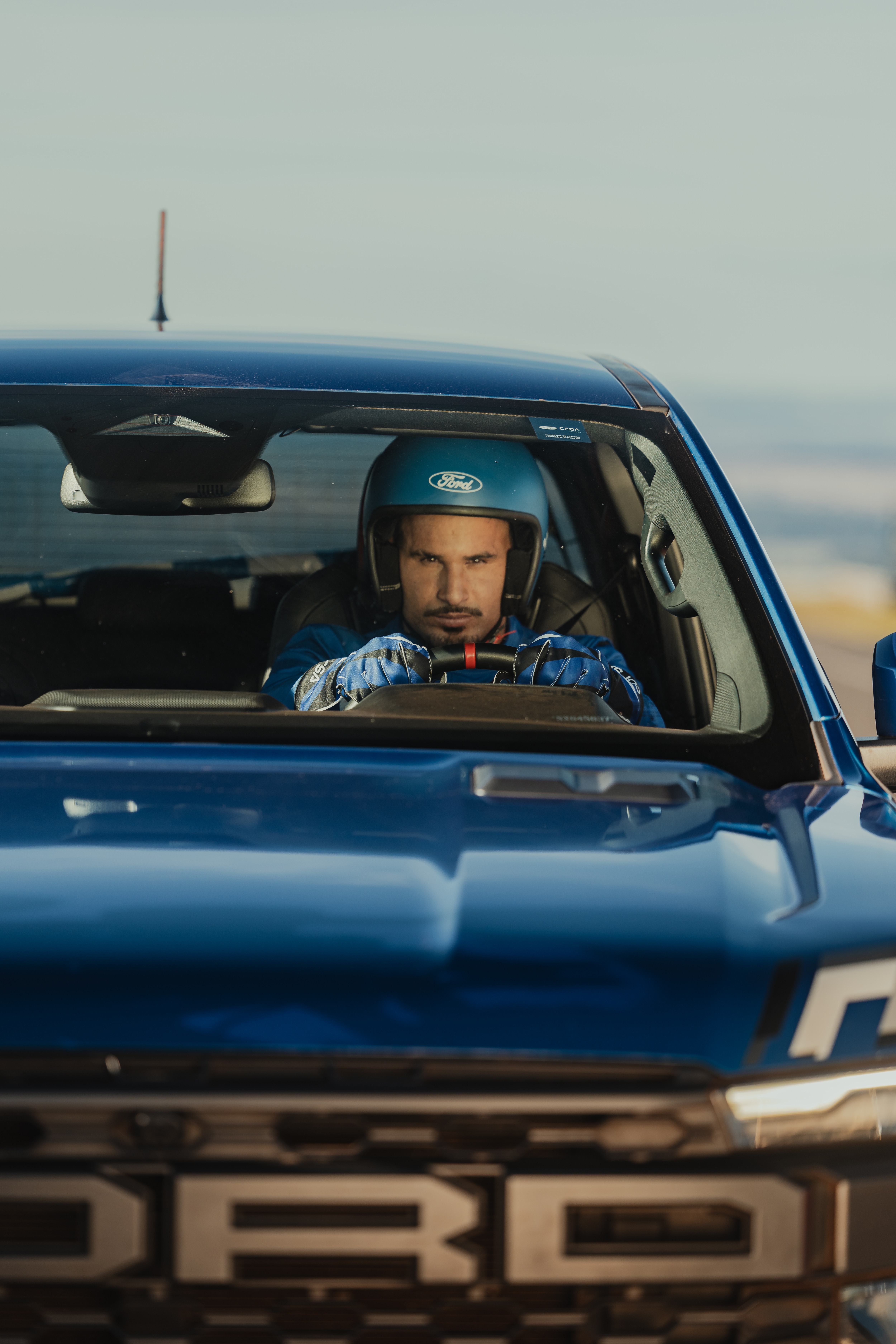 Surfista Ítalo Ferreira na Ford Ranger Raptor azul na pista